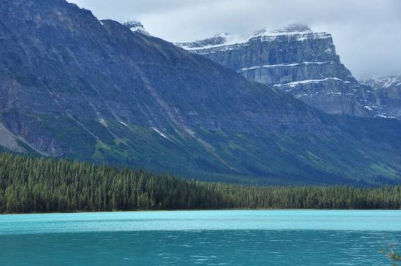 A incrível paisagem atravessada pela estrada que liga Lake Louise e Jasper, em Alberta, no Canadá